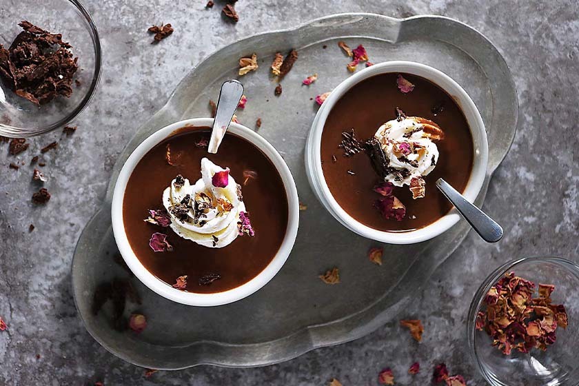 Σούπα ζεστής σοκολάτας με σοκολατένια κρουτόν & φλέικς φράουλας